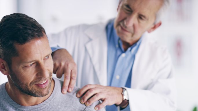 在做检查的男人肩膀酸痛颈椎病按摩推拿