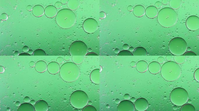 水背景上的绿色气泡
