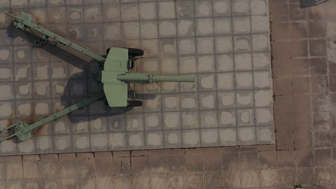 吉鸿昌将军纪念馆门口的大炮坦克模型