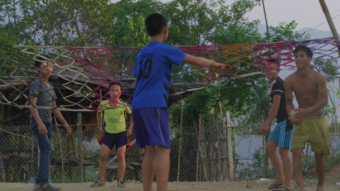 老挝农村的孩子们在踢球