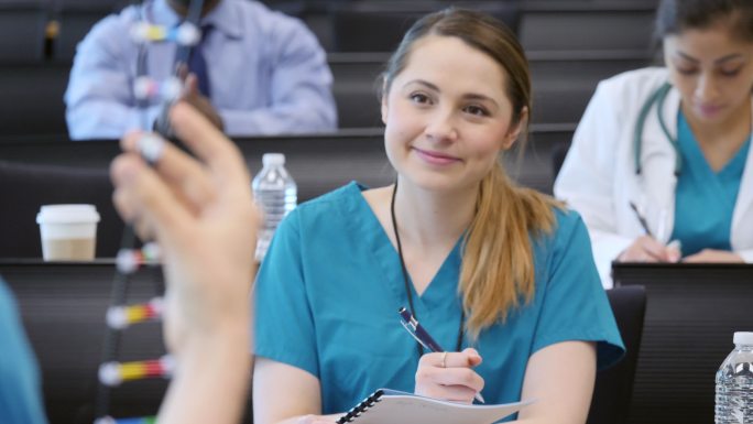 医学院的女学生在化学课上做笔记