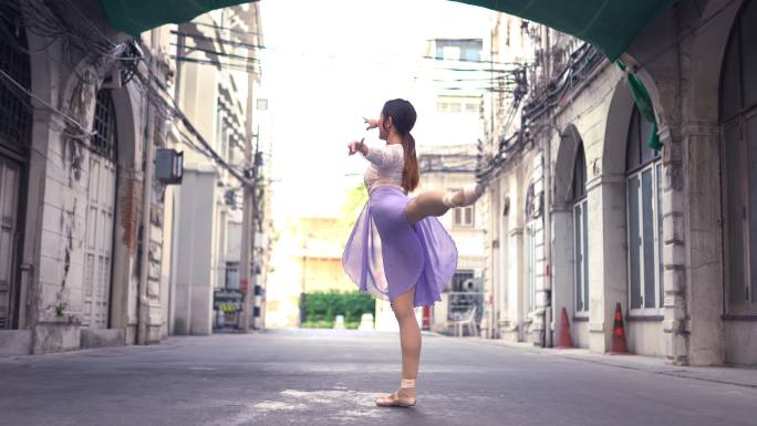 年轻漂亮的芭蕾舞演员在街上跳舞