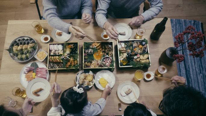 新年前夜日本家庭吃大阪龙井的俯视图