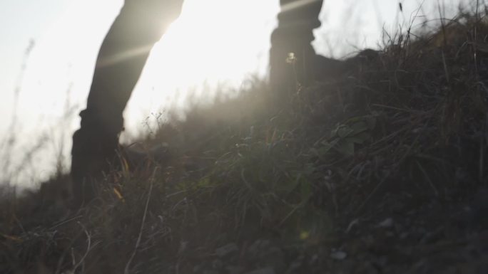 逆光登山的人，登山的脚步特写，迎难而登山