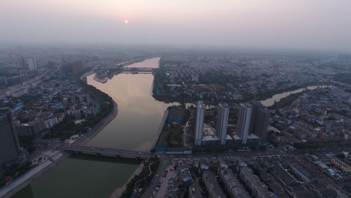 夕阳照耀下的沙颍河周口市区