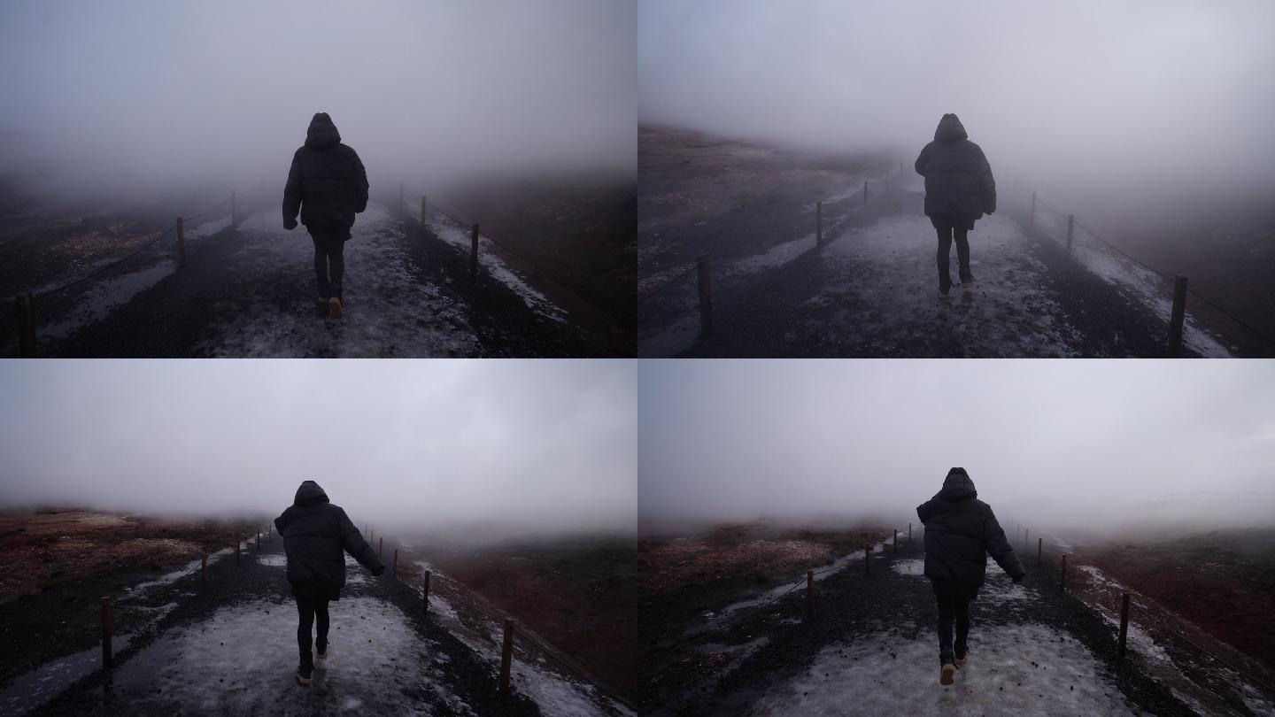 在冰岛的浓雾中行走