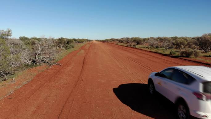 沙漠中行驶的汽车荒漠航拍空镜车辆越野车