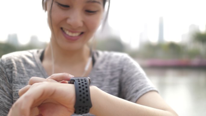 妇女在运动中使用智能手表检查脉搏