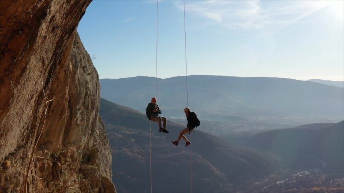 两个攀岩者挂在绳子上