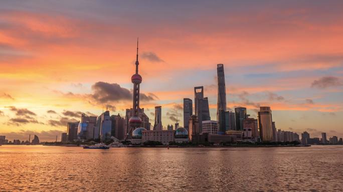 日出时的上海天际线与现代建筑