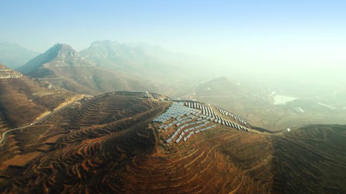 山区山脊太阳能板新能源