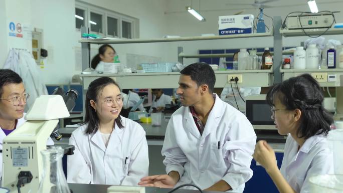 医学留学生、留学生和中国学生愉快聊天
