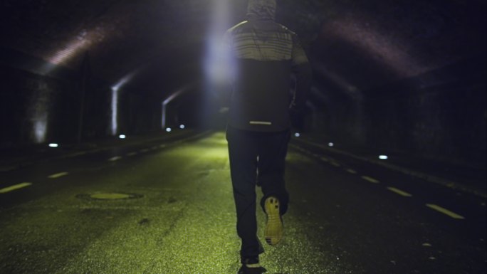 男子在夜间慢跑奔跑隧道路