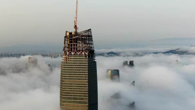 青岛建筑平流雾云层之上海天中心