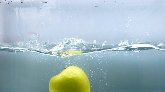 水中的苹果青入水落水