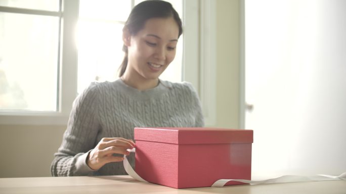 打开礼物盒的女人拆开惊喜生日