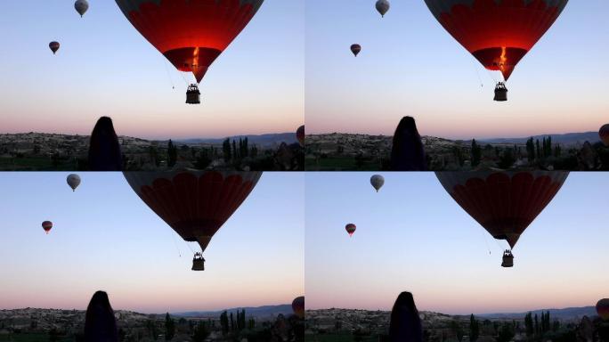 卡帕多西亚山谷里的热气球在空中飞舞
