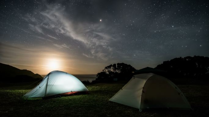 在星空下的帐篷里露营