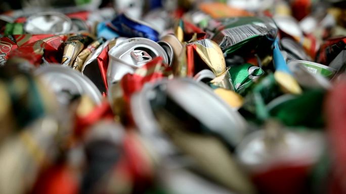大量铝饮料罐饮料工业垃圾箱填埋