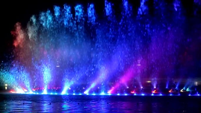 夜间五彩缤纷的音乐喷泉