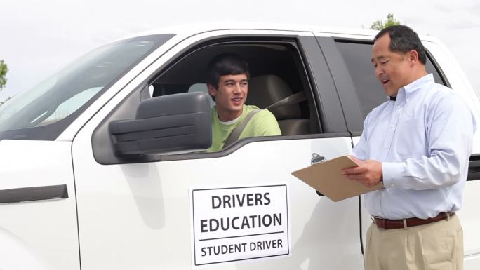 驾驶教师祝贺青少年司机