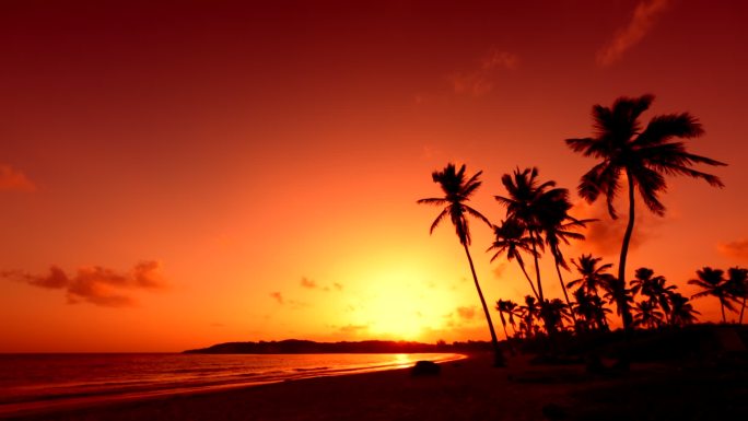 夕阳下的海滩黄昏剪影