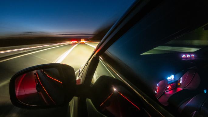 汽车在夜间行驶在高速公路上