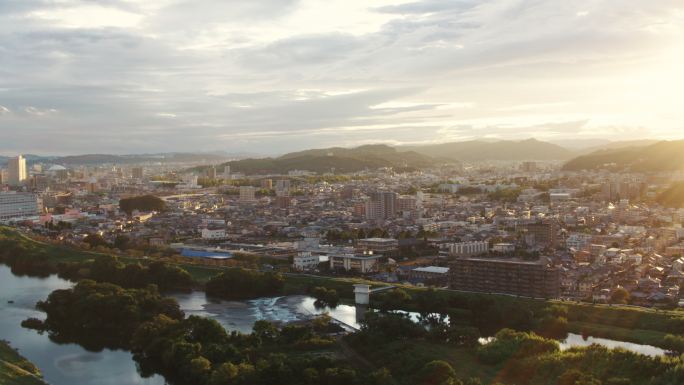 日落时的日本城市鸟瞰图