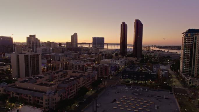 日出前，无人驾驶飞机飞越圣地亚哥市中心，驶向海湾