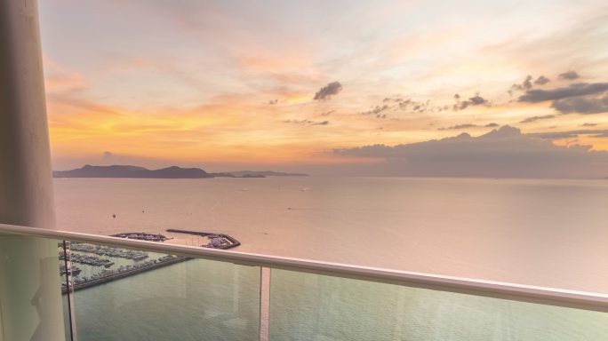 日落时从酒店阳台欣赏海景