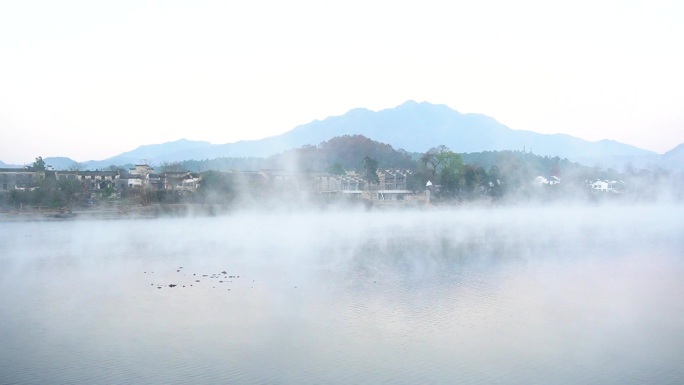 桃花潭晨雾飘渺延时摄影 远山村庄河流仙境