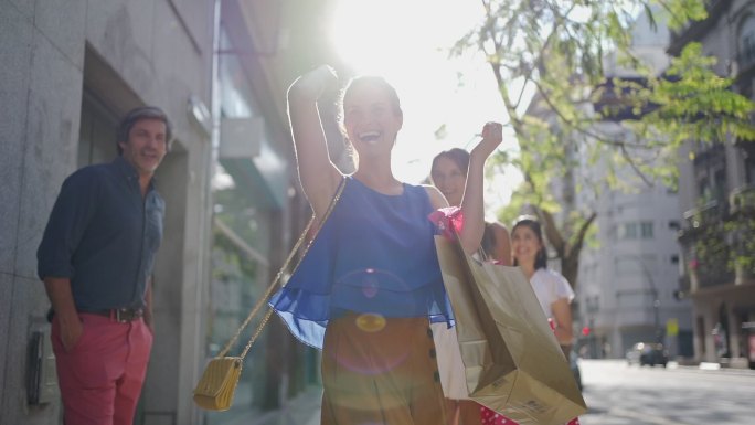 快乐的女人和她的朋友们享受购物日