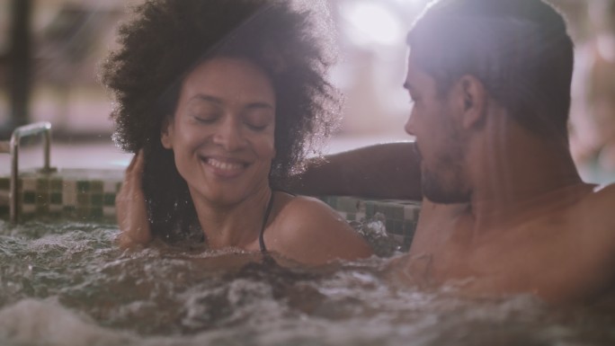 情侣在热水浴缸里放松