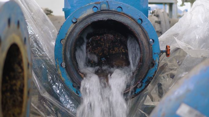 污水处理厂废水阀门和管道连接处漏水。