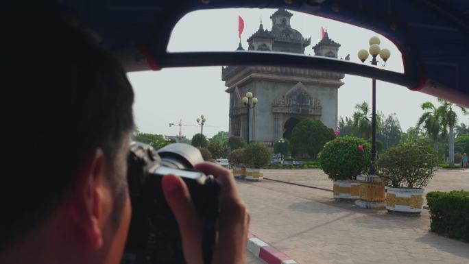 乘坐三轮摩托车游览老挝首都万象