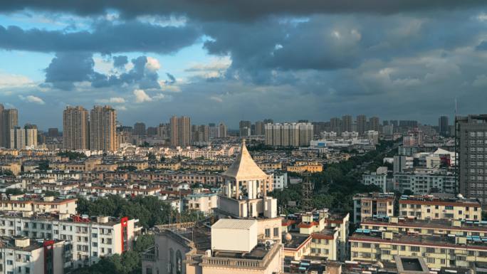 台风来临城市建筑天空延时