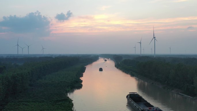 航拍京杭大运河旁新能源风机