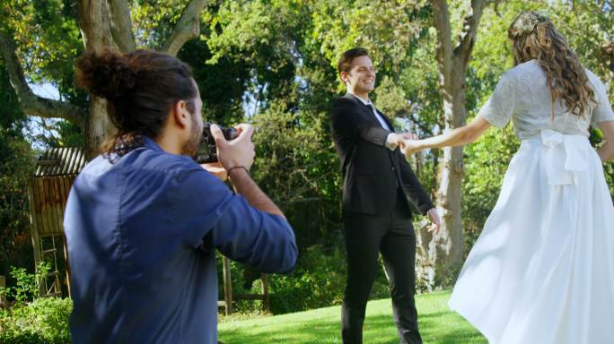 摄影师为新郎和新娘拍照