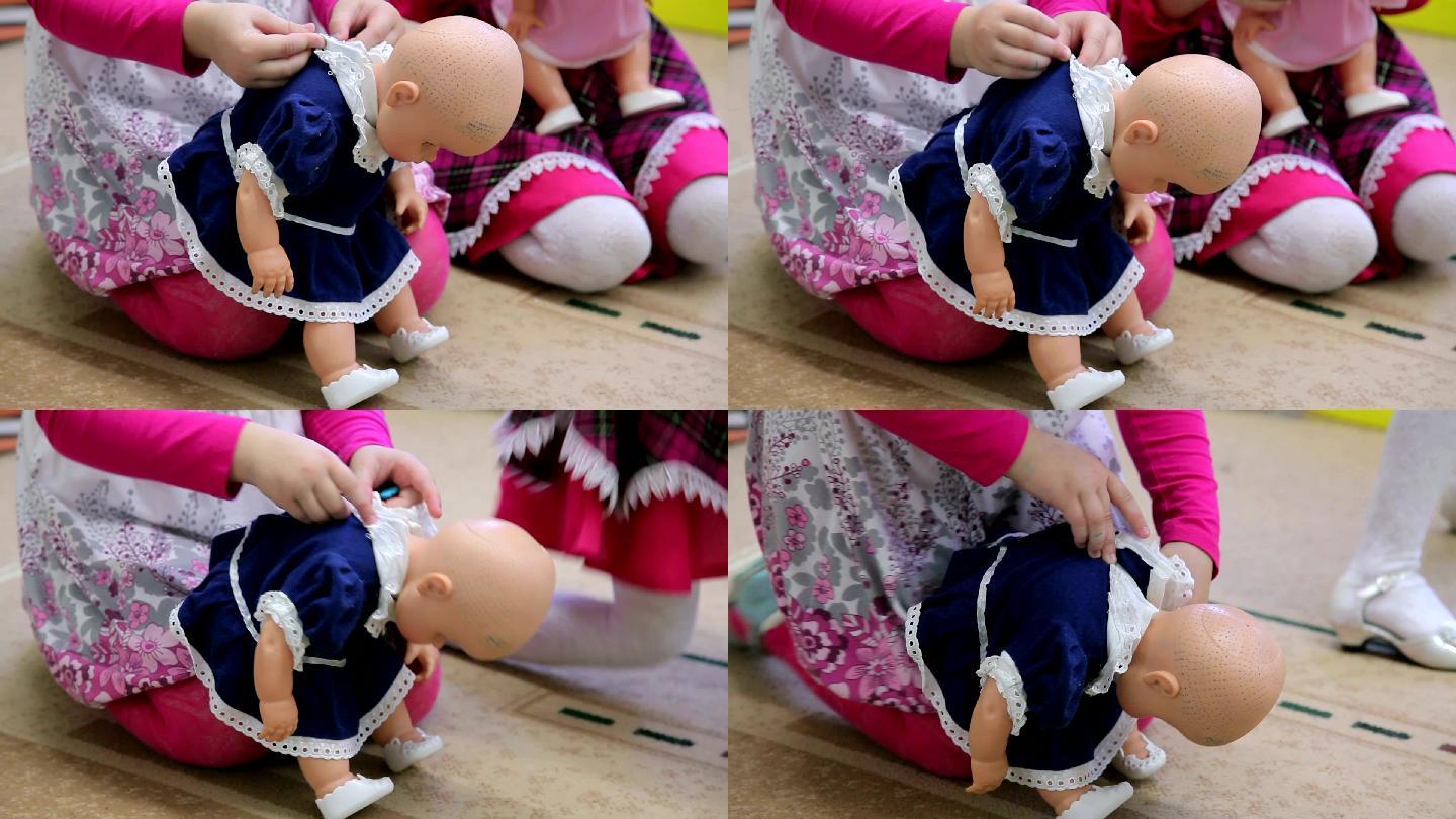 打扮娃娃的女孩小女孩玩偶穿衣服