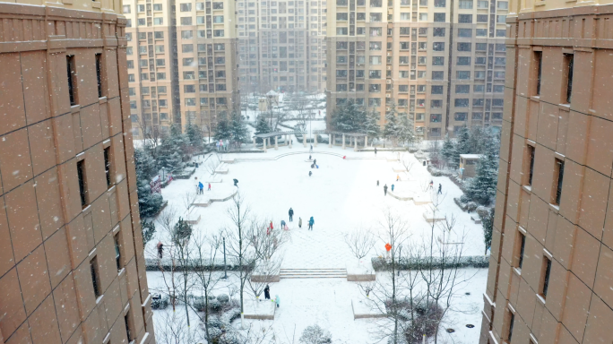 下雪了！航拍下雪-冬天下雪小区楼房行人