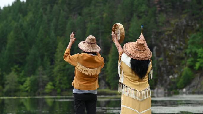 穿着传统服装人少数民族民风民俗背影