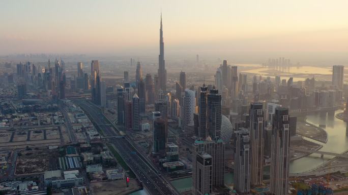 清晨日出时迪拜城市景观