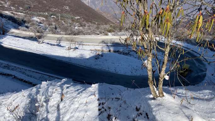 川西高原冬季盘山公路国辆驶过U形弯法卡弯