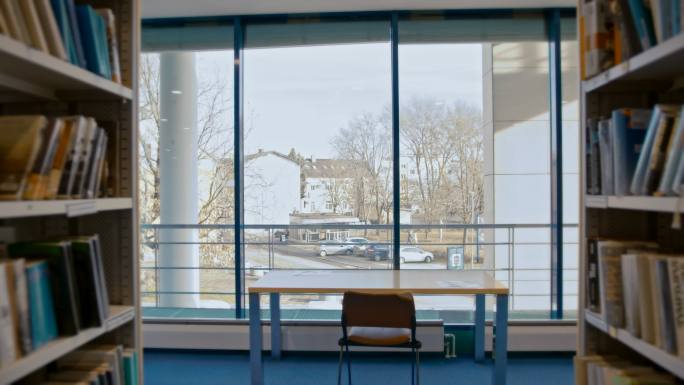 一个空的公共图书馆的慢镜头