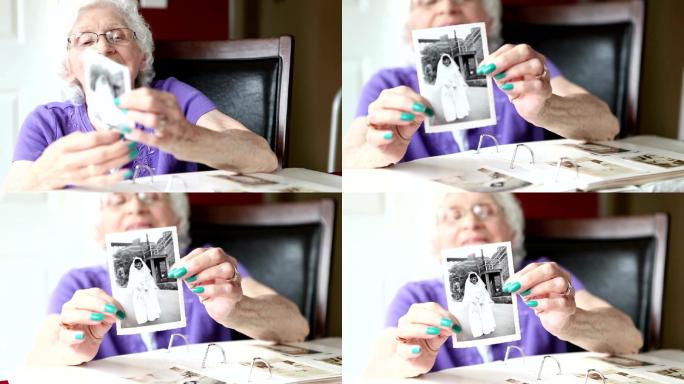老妇人展示她的结婚照