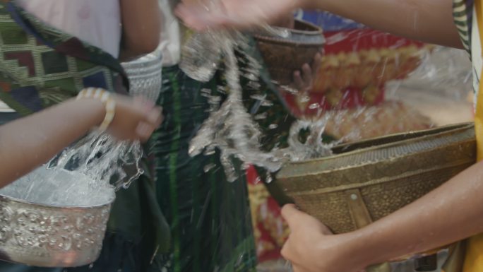 老挝农村的青年过泼水节