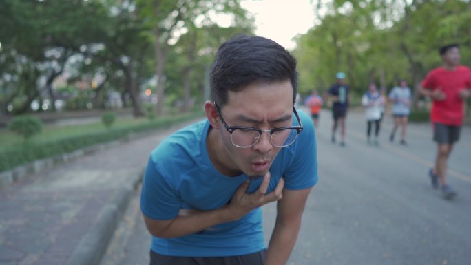 人跑步累了停下来休息