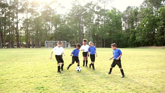 儿童踢足球国外小孩小孩子小学生