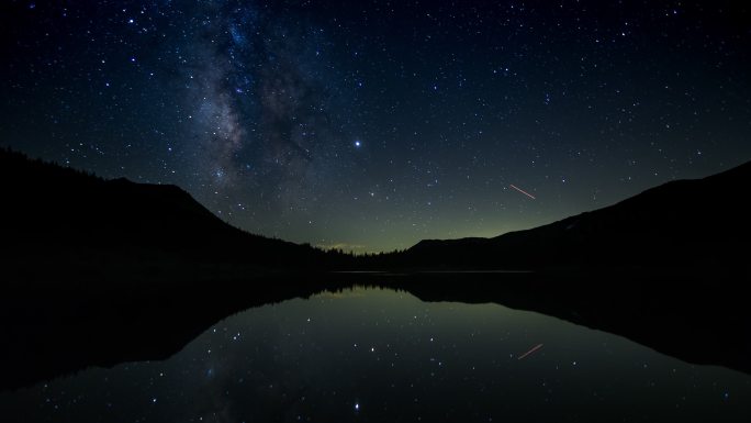 高地湖泊的日落和繁星之夜-时间流逝