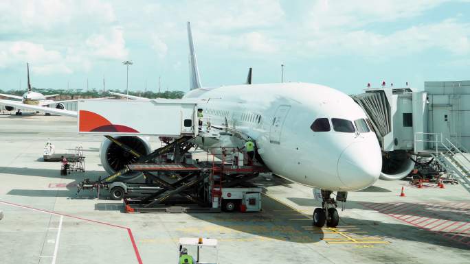 商用飞机装货延时托运货物行李箱行李空运装